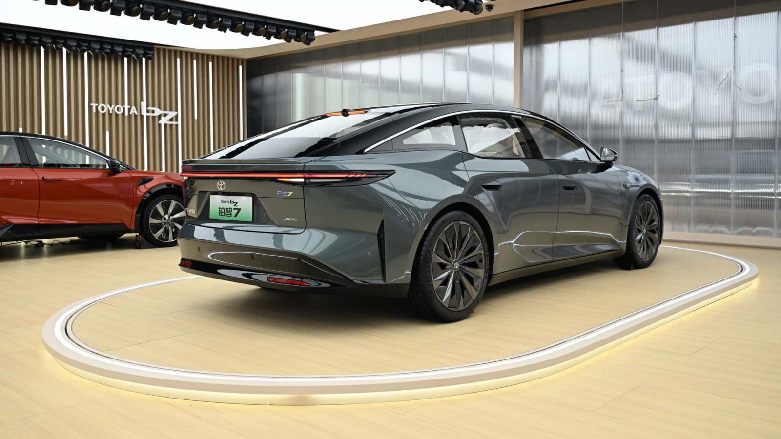 Το bZ7 είναι η ηλεκτρική ναυαρχίδα της Toyota!